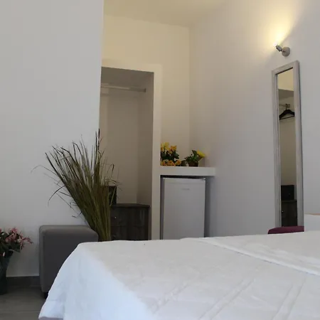 Perissa Centrale Rooms