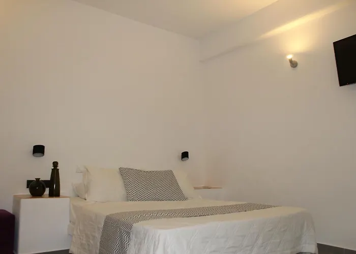 Perissa Centrale Rooms