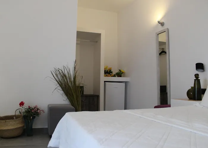 Perissa Centrale Rooms